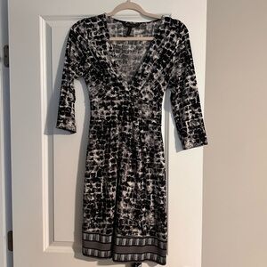 EUC Women’s BCBGMAXAZRIA Black and White Print 3/4 Sleeve V-Neck Dress!